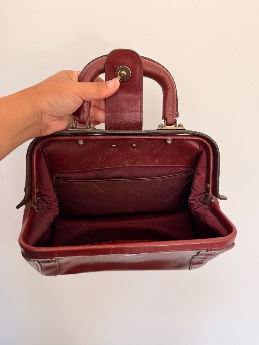 Vintage Etienne Aigner Doctor’s Satchel Handbag Purse in Burgundy Leather Bag - Picture 5 of 9